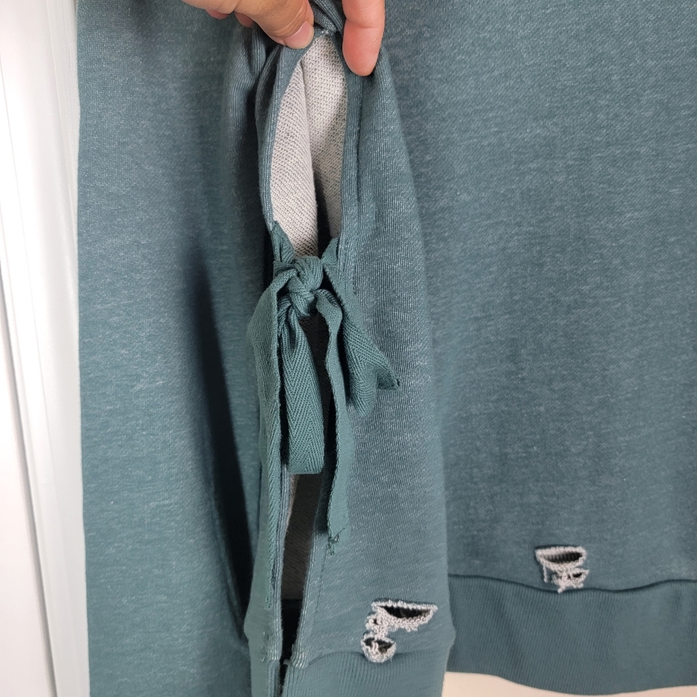 Romeo &Juliet Couture Sage Green Distressed Crew neck Sweatshirt Pullover Sz S - Picture 5 of 12
